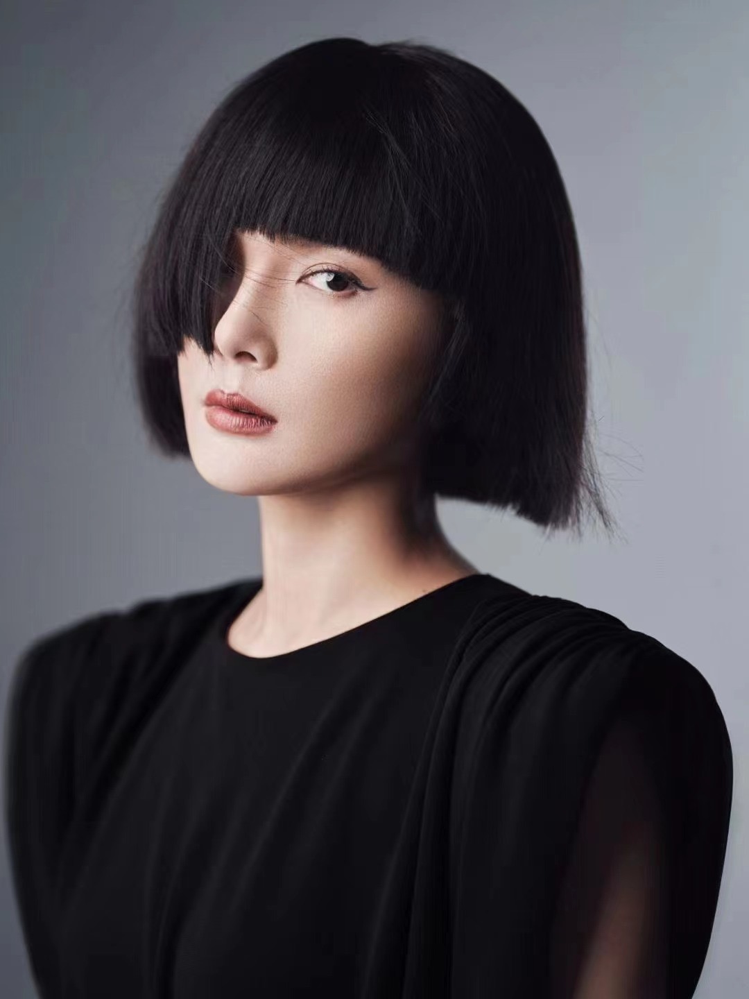 毕业于重庆大学美视电影学院表演系,中国内地女演员,主持人,国家一级 