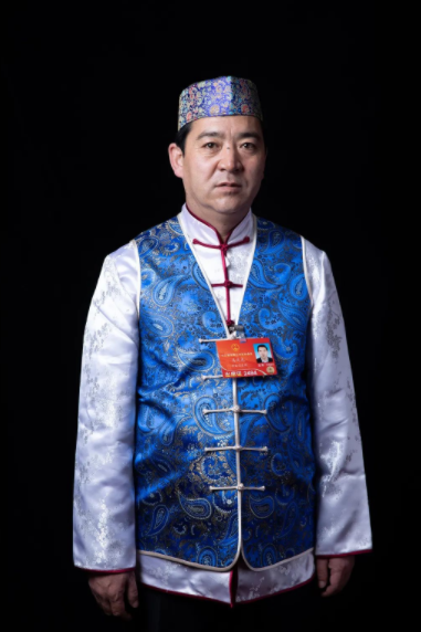  p>马天龙,男,东乡族,1971年7月生,甘肃广河人,中共党员.