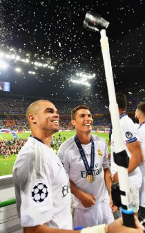 2015-16赛季欧冠冠军（左）