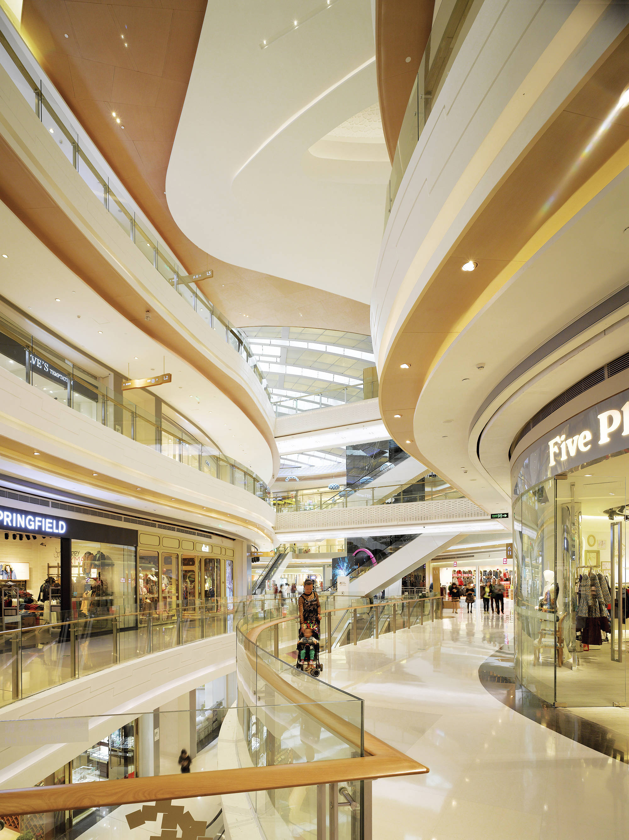  p data-id="gnvgh92b7m">购物中心是多种零售店铺,服务设施集中在一