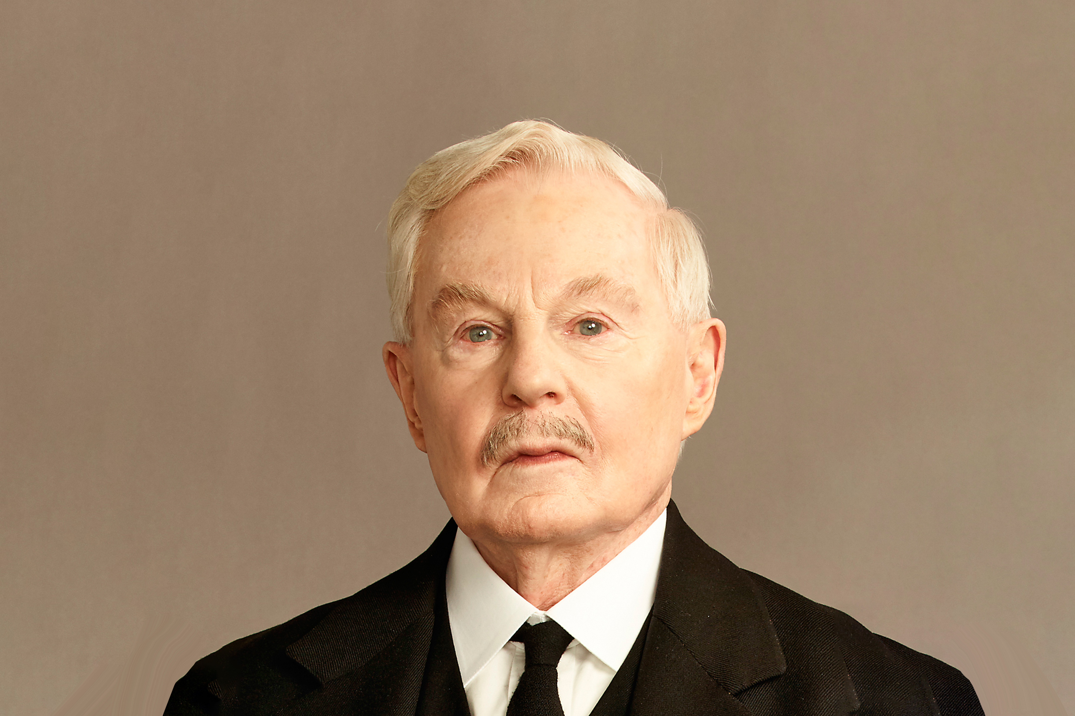 惊悚剧情片《东方快车谋杀案》中的角色,由演员德里克·雅各比饰演