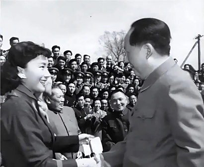 主席面带微笑的和夏梦握手