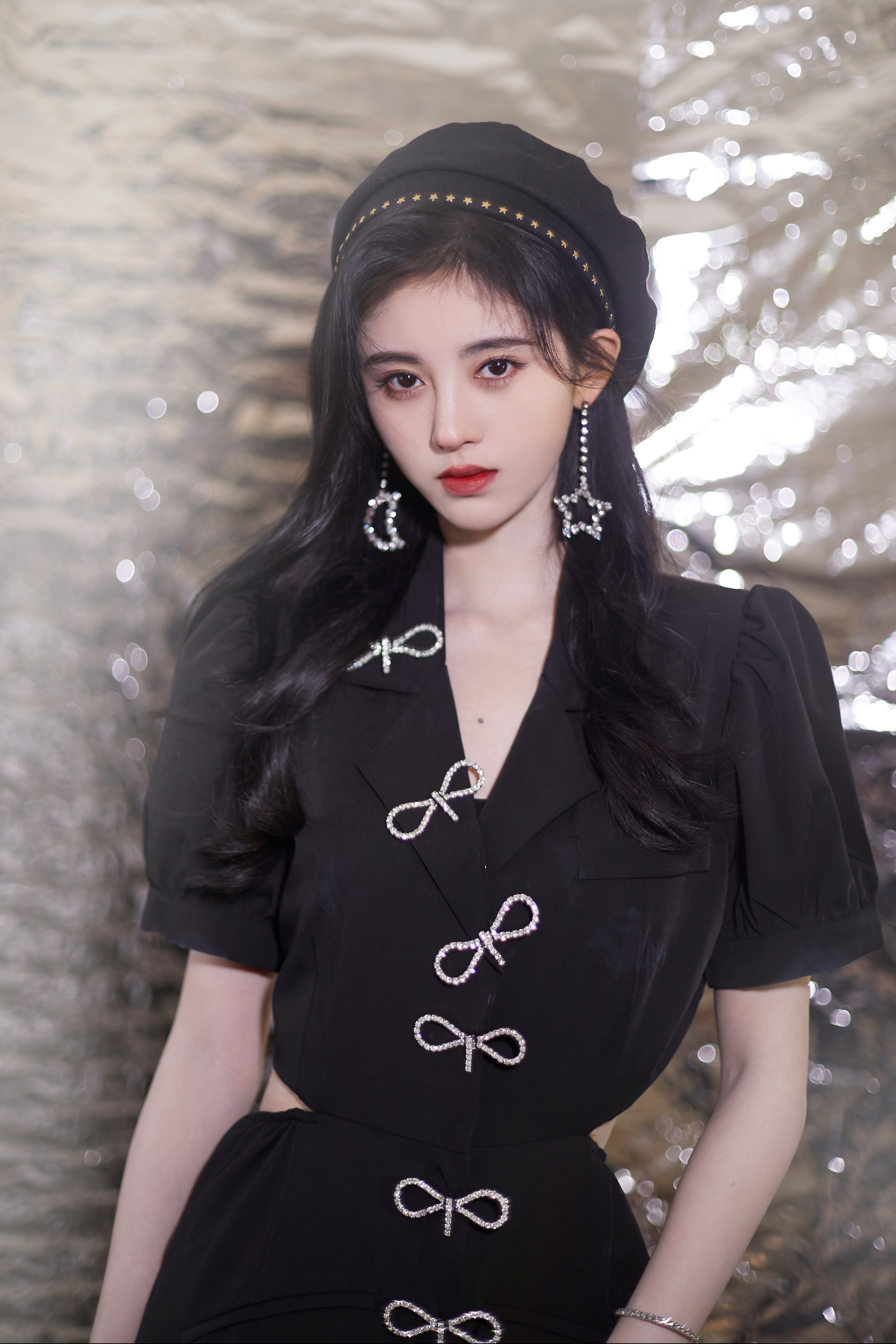  p>鞠婧祎(kiku),1994年6月18日出生于四川省遂宁市,中国内地影视女