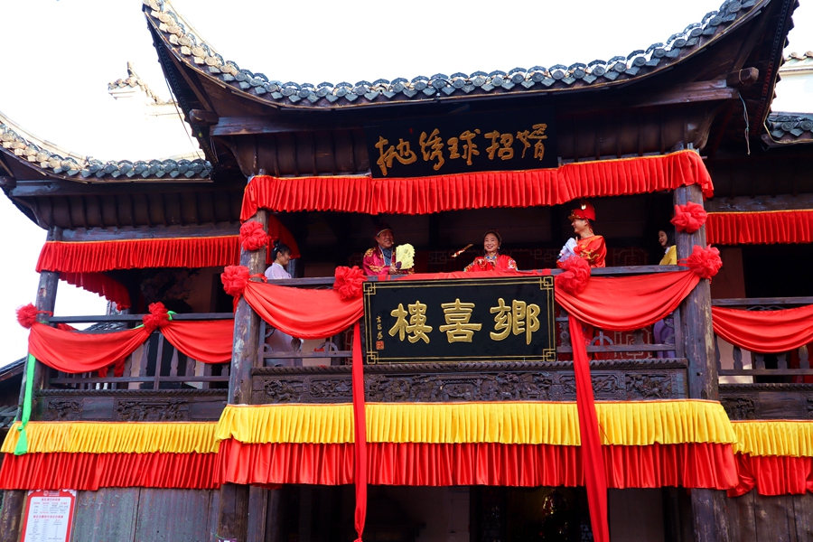  p data-id="gnwo6qk6g5">凤娃古寨景区位于武汉市新洲区凤凰镇,距离