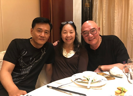 和好友演员王绘春等于2018年