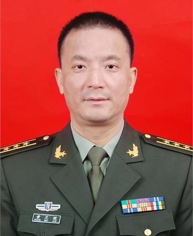  p>黄文镜,现任迎江区委常委,人武部部长. /p>
