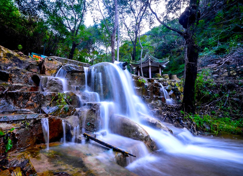 由凤凰山和五条山谷组成,景区中部山峰耸起,五谷蜿蜒,势如凤凰展翅,故