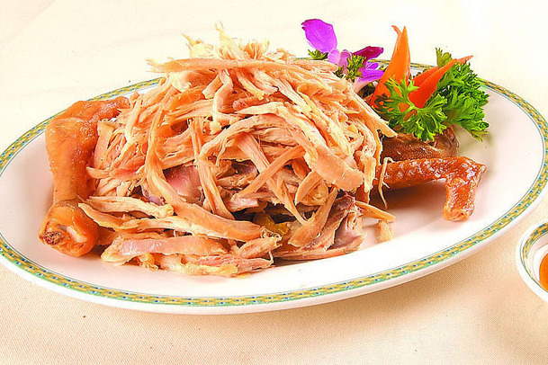 手撕鸡是用主料鸡腿肉,青红椒,葱片辅料植物油,盐,老干妈,香麻油,孜然