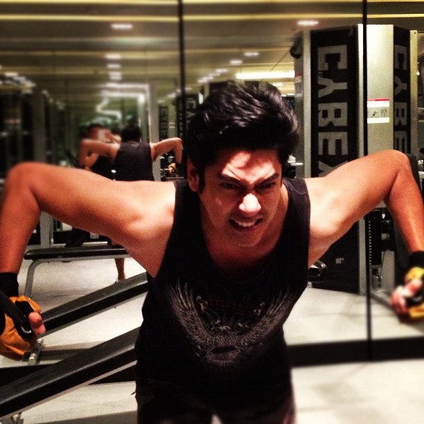  p>维拉帕特·苏帕派布尔(vee),1979年9月9日出生,泰国7台男演员.