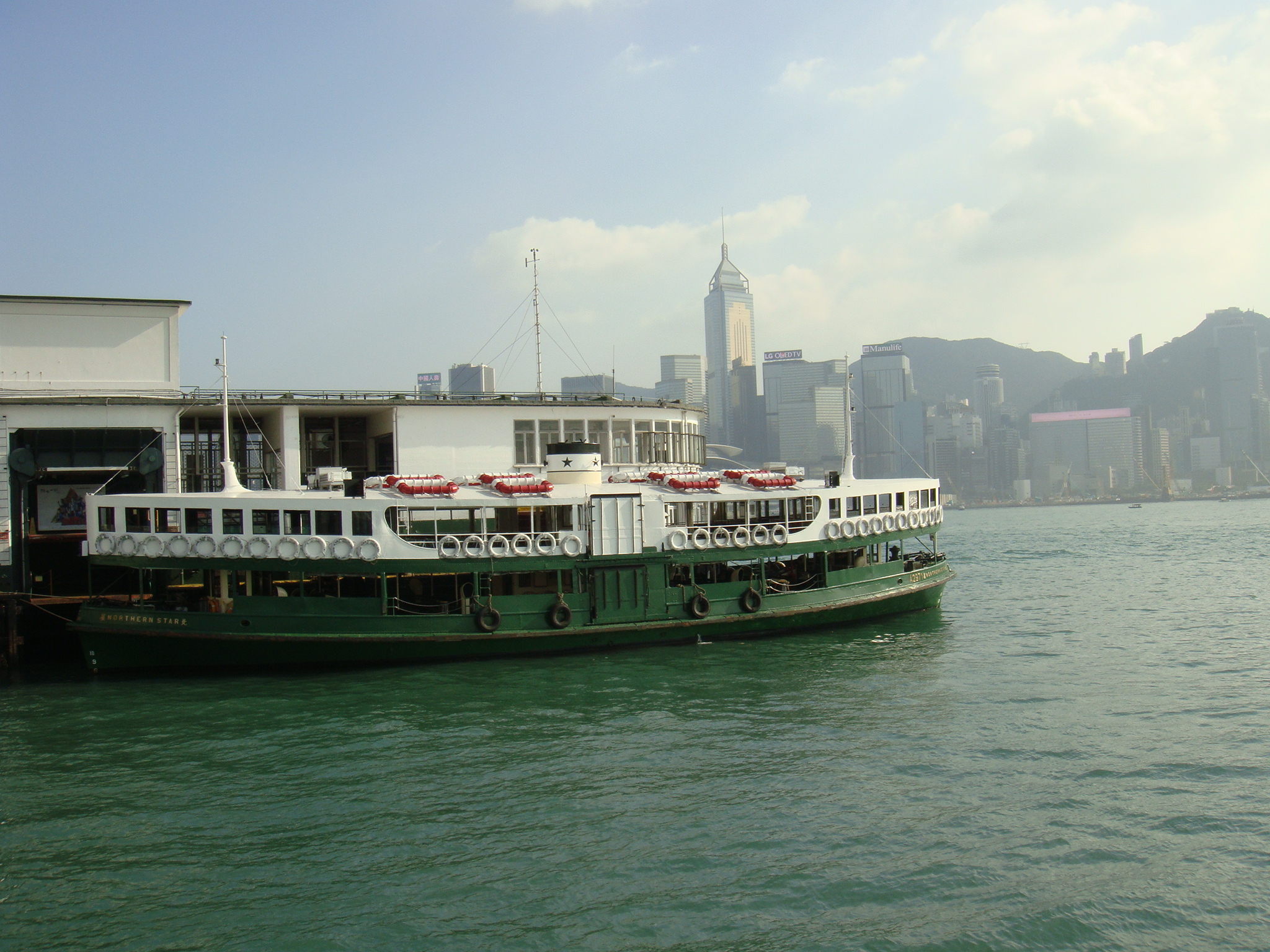  p>维多利亚港(英语:victoria harbour)简称维港,是位于 a target="