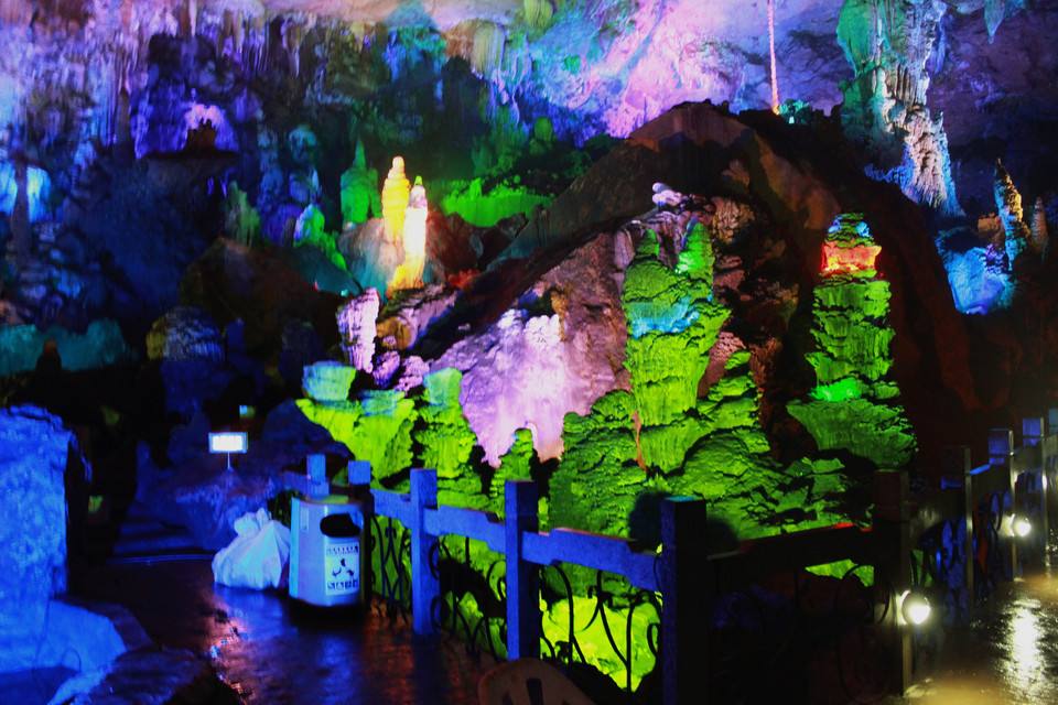  p>丰鱼岩景区地处桂林荔浦县城南16公里处,于桂林城南相距120公里