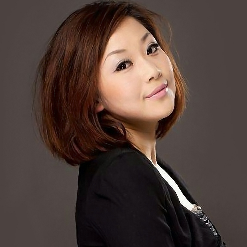  p>卡洛儿(王珺),中国歌手,神话家族创始人,主要以吟唱为主.