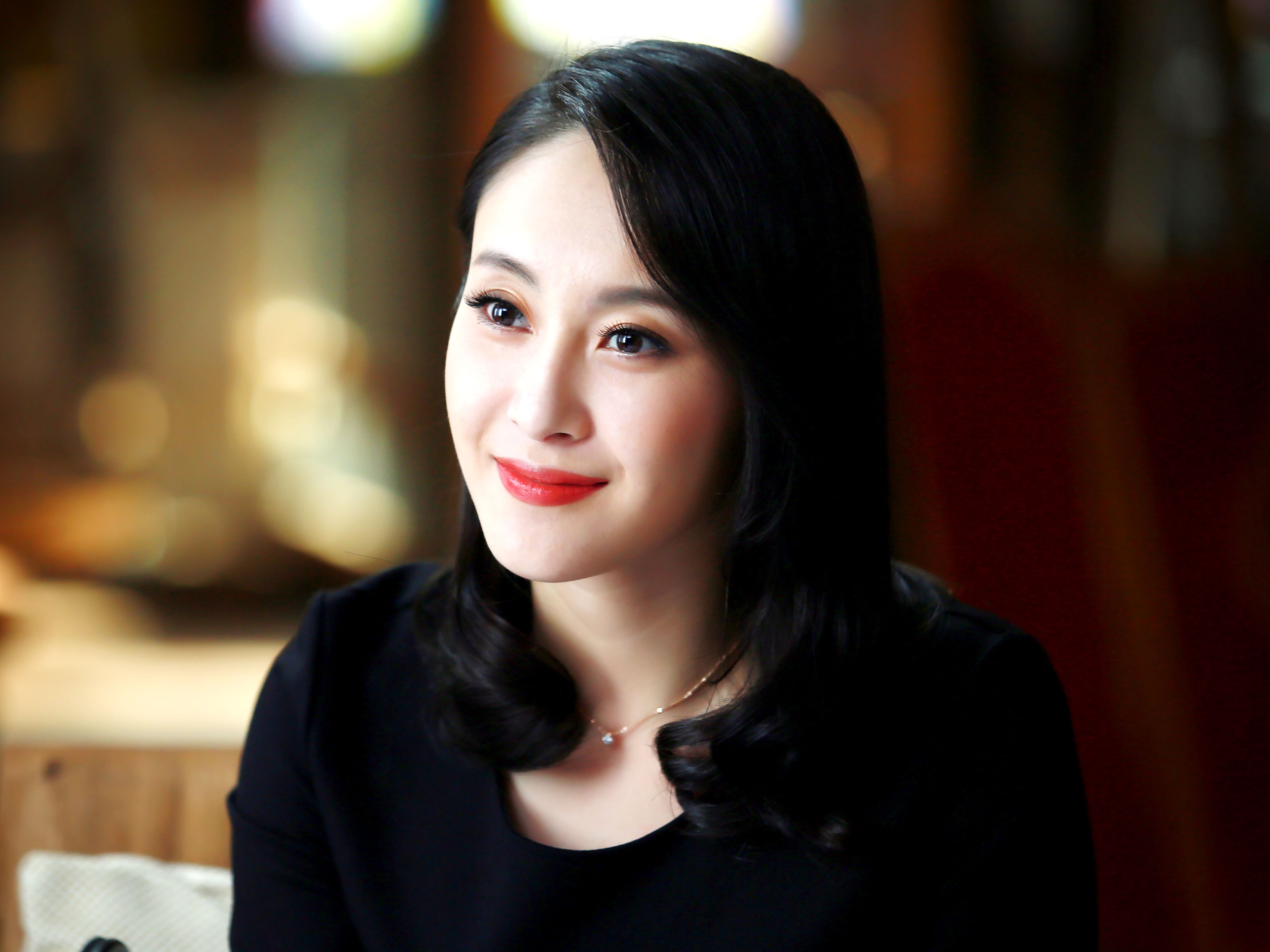 原名王妍,6月30日出生于甘肃省天水市,中国内地女演员,毕业于 a