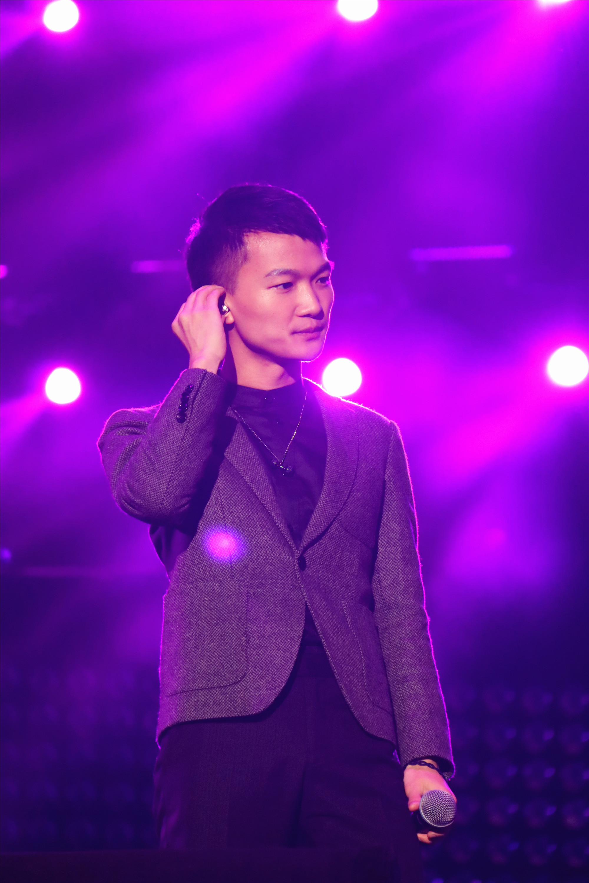  p>周深,1992年9月29日出生于湖南邵阳,长于贵州贵阳,中国内地男歌手