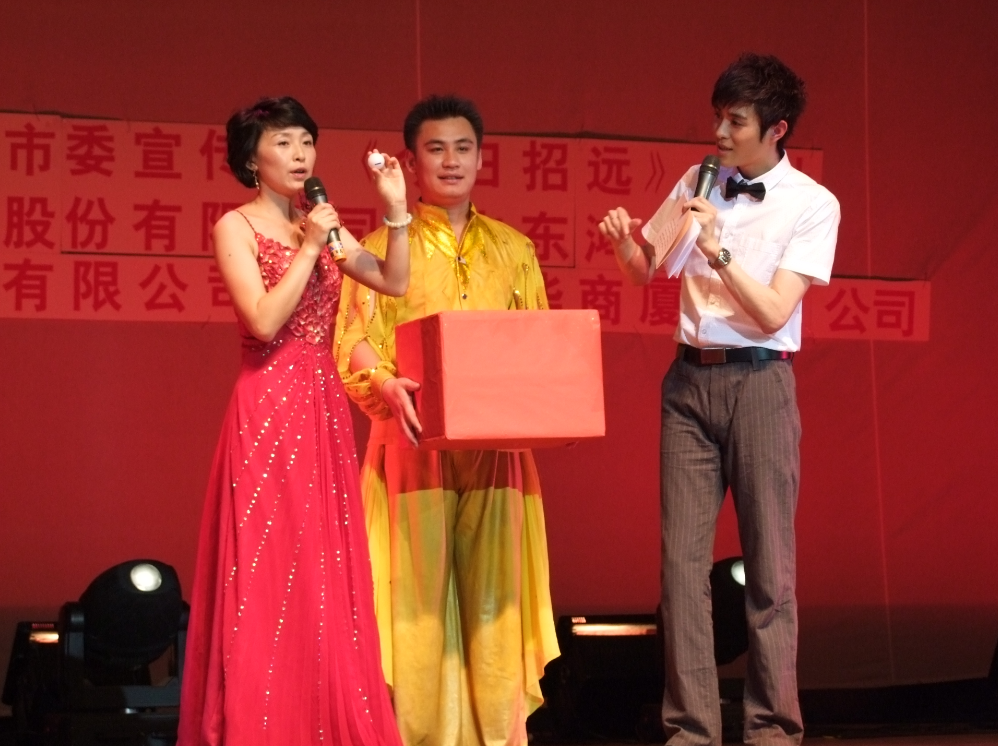  p data-id="gnyubgxnjx">胡晓,80后主持人,演员,全能唱作音乐人.