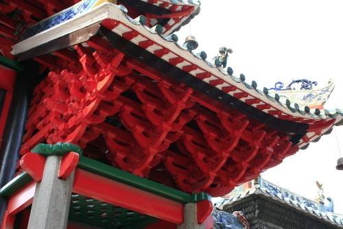 在立柱顶,额枋和檐檩间或构架间,从枋上加的一层层探出成弓形的 a