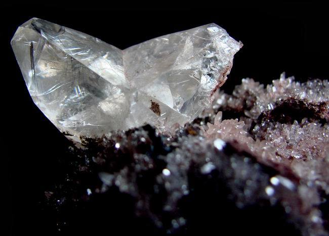 为双晶面成双晶,形似燕尾,故名燕尾双晶.