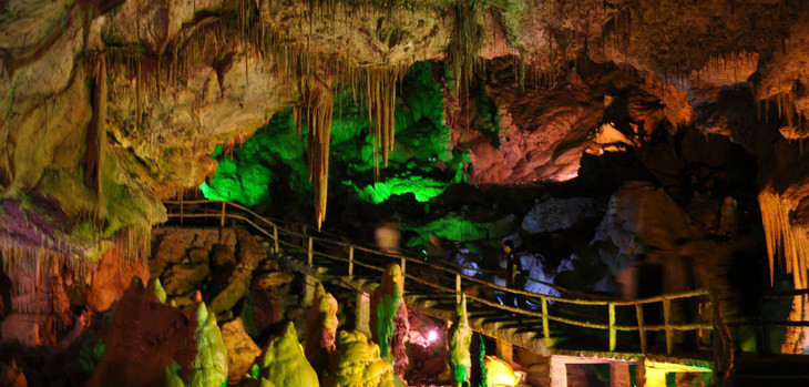  p>仙人洞距 a target="_blank" href="/item/抚松县/5210058" data