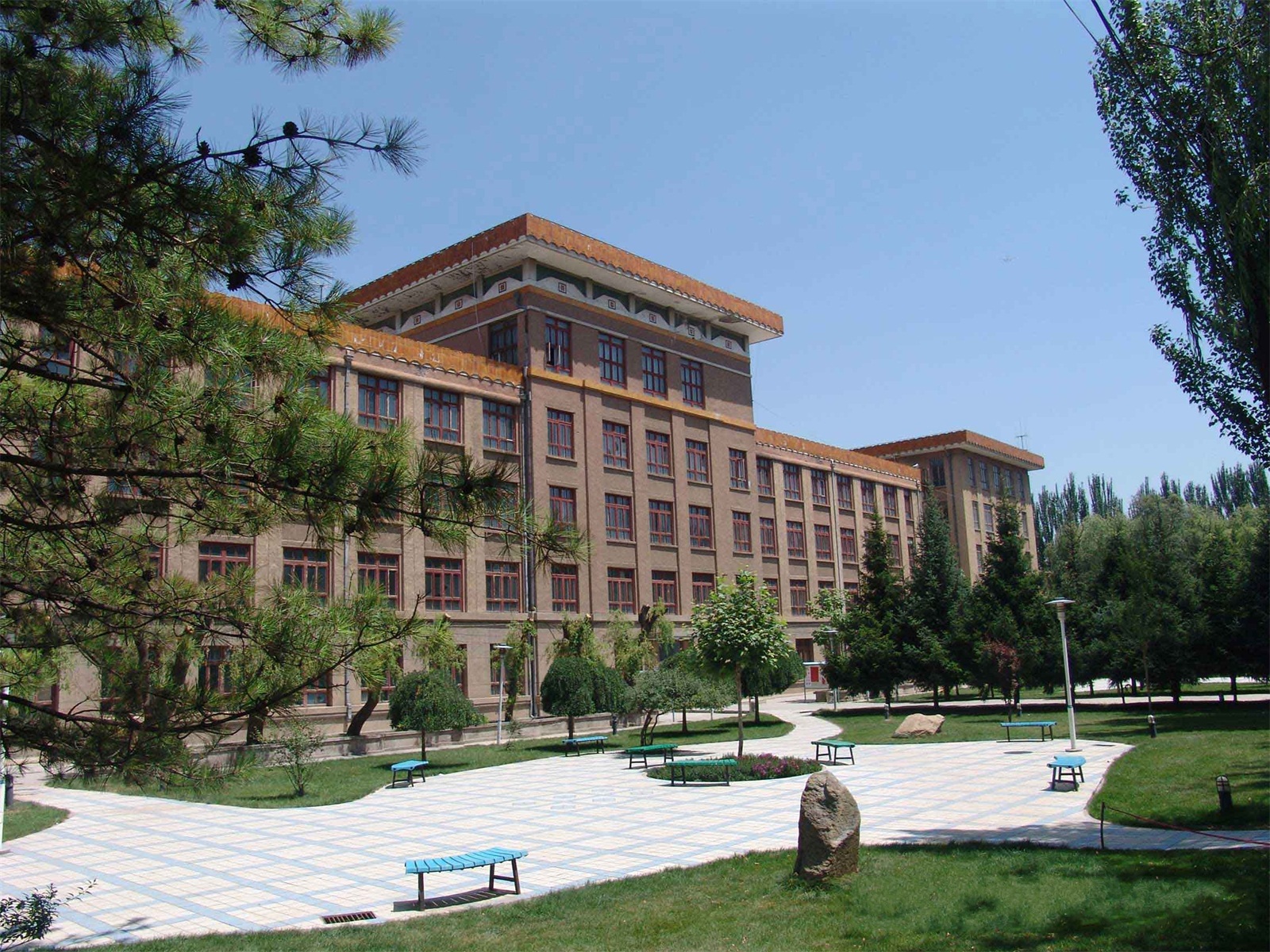 青海民族大学