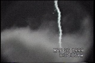 目前据走进科学报道,飞棍是由飞虫飞过镜头导致. /p>