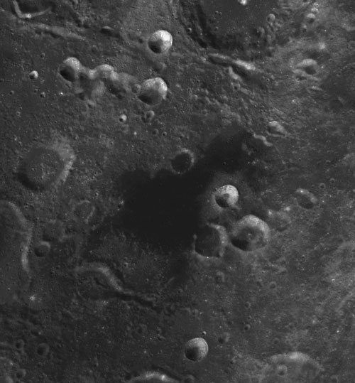  p>月湖,指月球上有一些面积较小的暗黑色区域,与月海一样,这些盆地