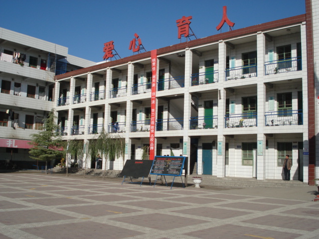  p>城关中学是陕西省大荔县城关镇规模最大的一所省级示范初中,学校