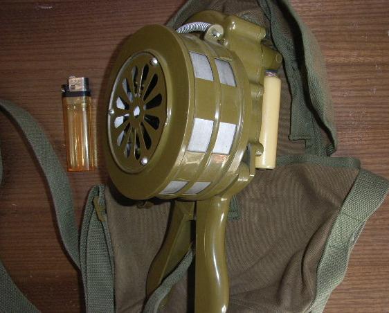  p>手摇防空警报器,是一种无需电源支持的手摇式发声器.