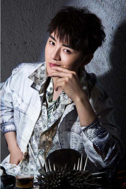  p data-id="hp0tjwvrtq">余少群,1981年10月11日出生于湖北省武汉市