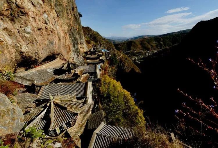  p data-id="gnavbnncfq">祥云天华山又名南华山,史称"南华胜迹",位于