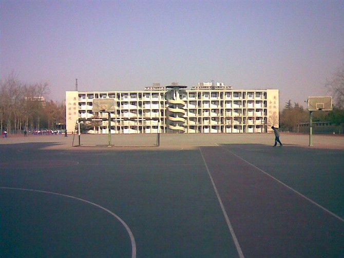 十七中创建于1981年,地处 a target="_blank" href="/item/张店城区