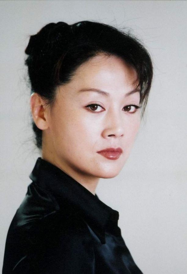 1962年7月20日出生于北京,祖籍陕西西安,毕业于北京人民艺术剧院,中国