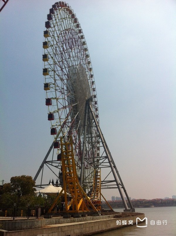  p>苏州摩天轮主题公园位于苏州园区现代休闲广场南侧, a target="