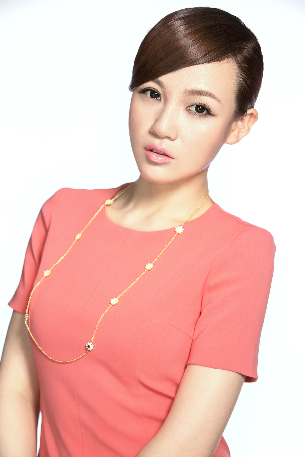  p>关关,原名郑珊珊,中国内地主持人,独立制片人,新锐模特.