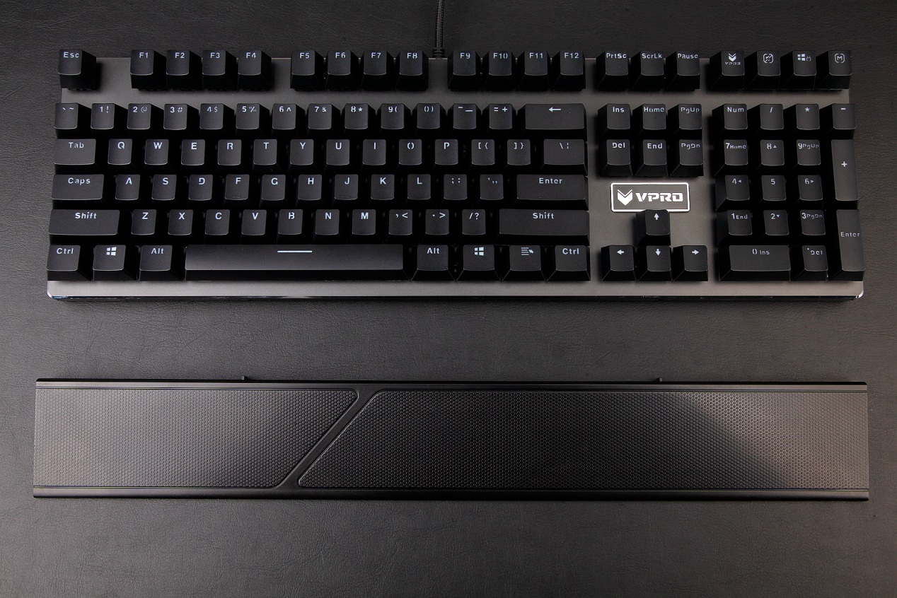 机械键盘搭载cherry mx原厂机械黑轴,青轴,茶轴,红轴;采用铝合金面板