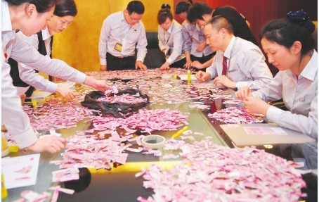  p data-id="gn3zgxmnv6">妻子突然发病,将治病的5万元钱撕碎,变成了