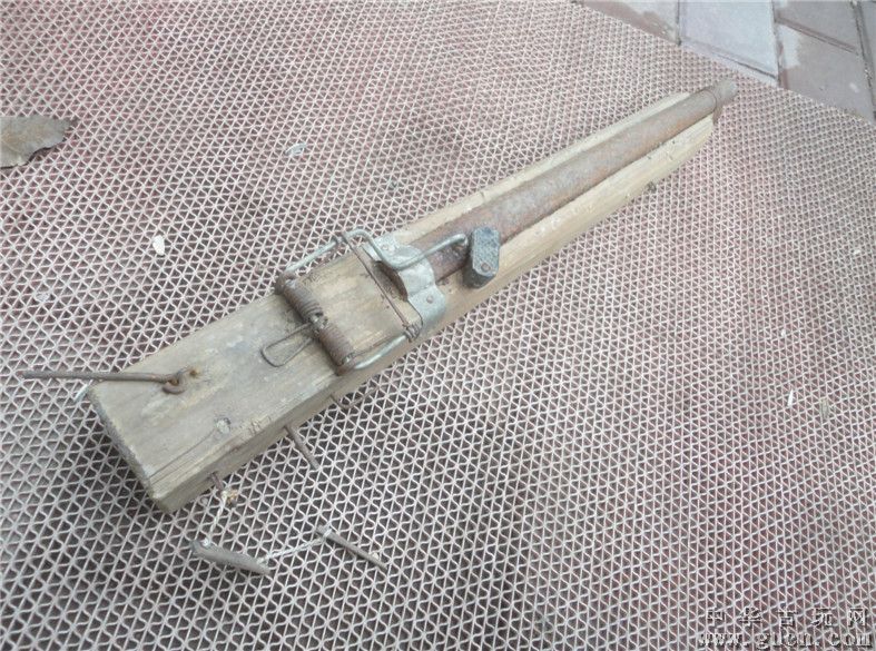  p>地枪是土制枪的一种.即用简易钢管和自制火药组装而成的一种武器.