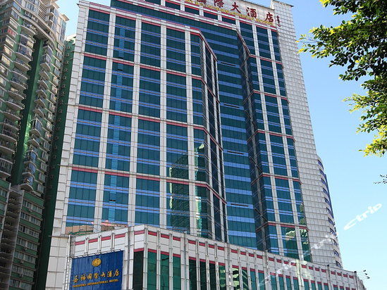  p>广州嘉福国际大酒店造型独特的28层酒店内设有标准豪华客房,并在1