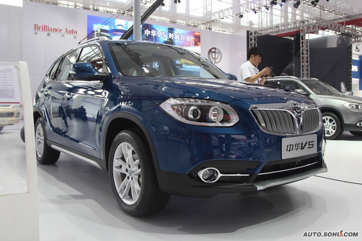  p>中华v5是中华汽车推出的首款suv车型,车头线条圆润,前保险杠非常