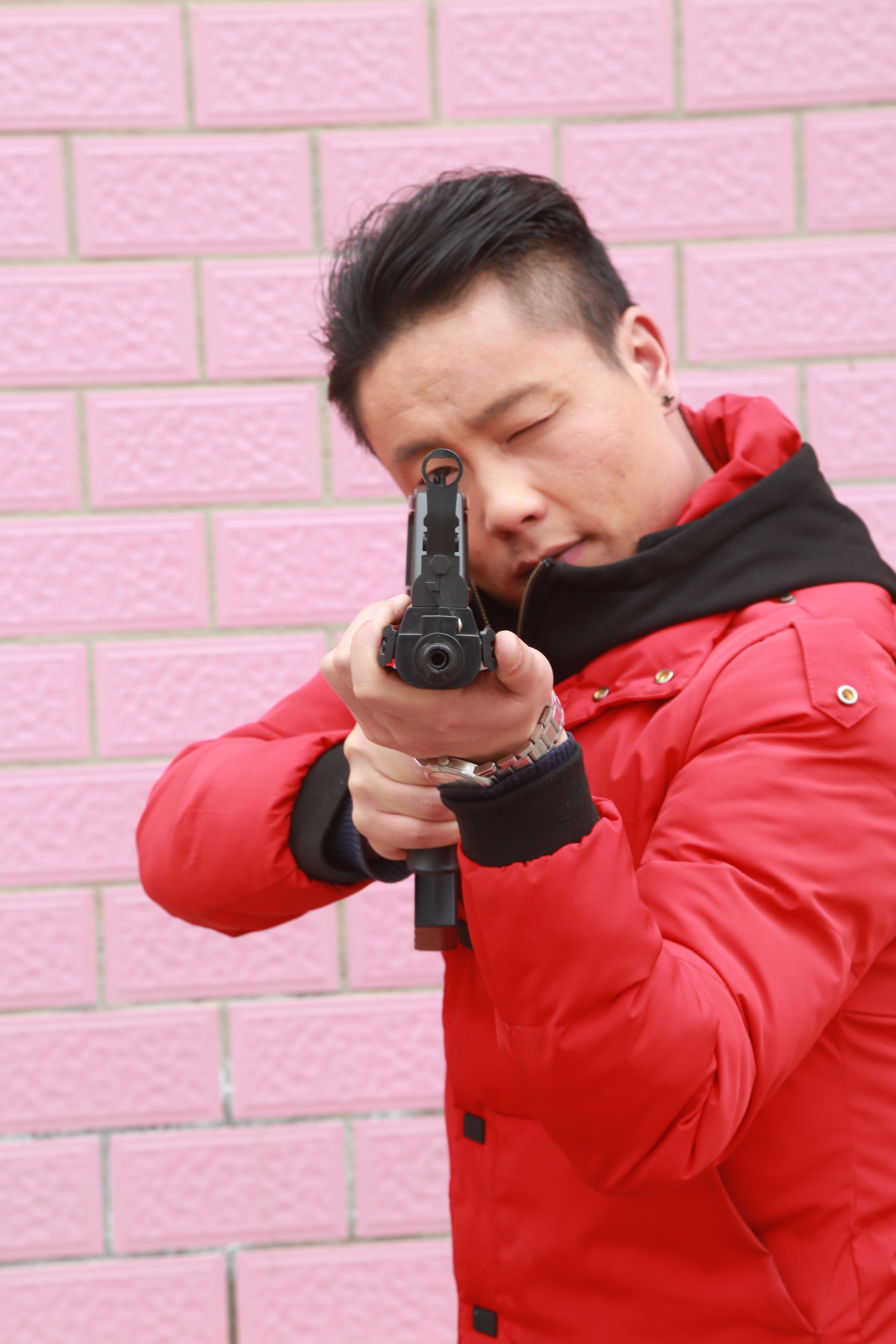  p>张永康,1990年1月15日出生于甘肃省平凉市,中国内地影视男演员