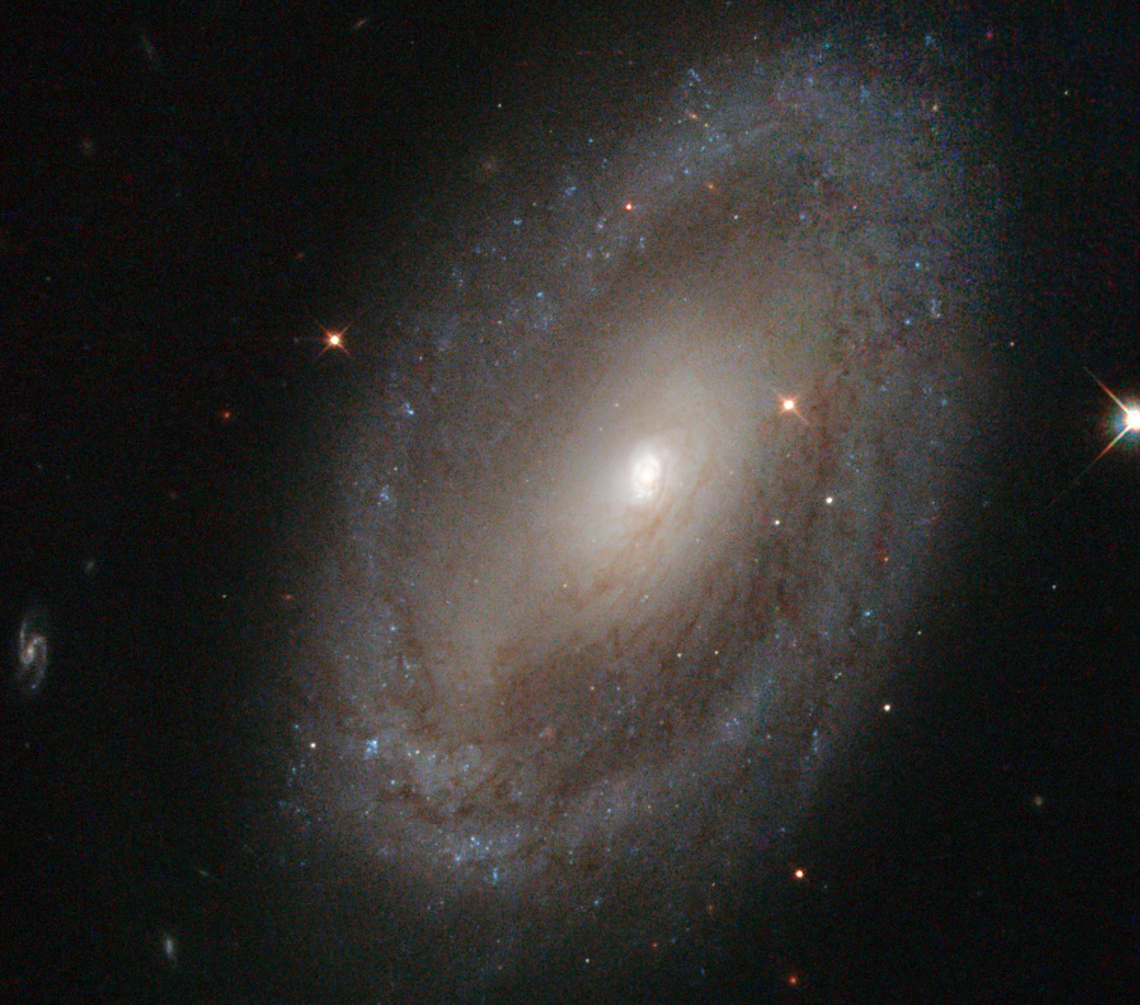 ngc 3185是一个名为hcg 44的四星系群的成员. /p>