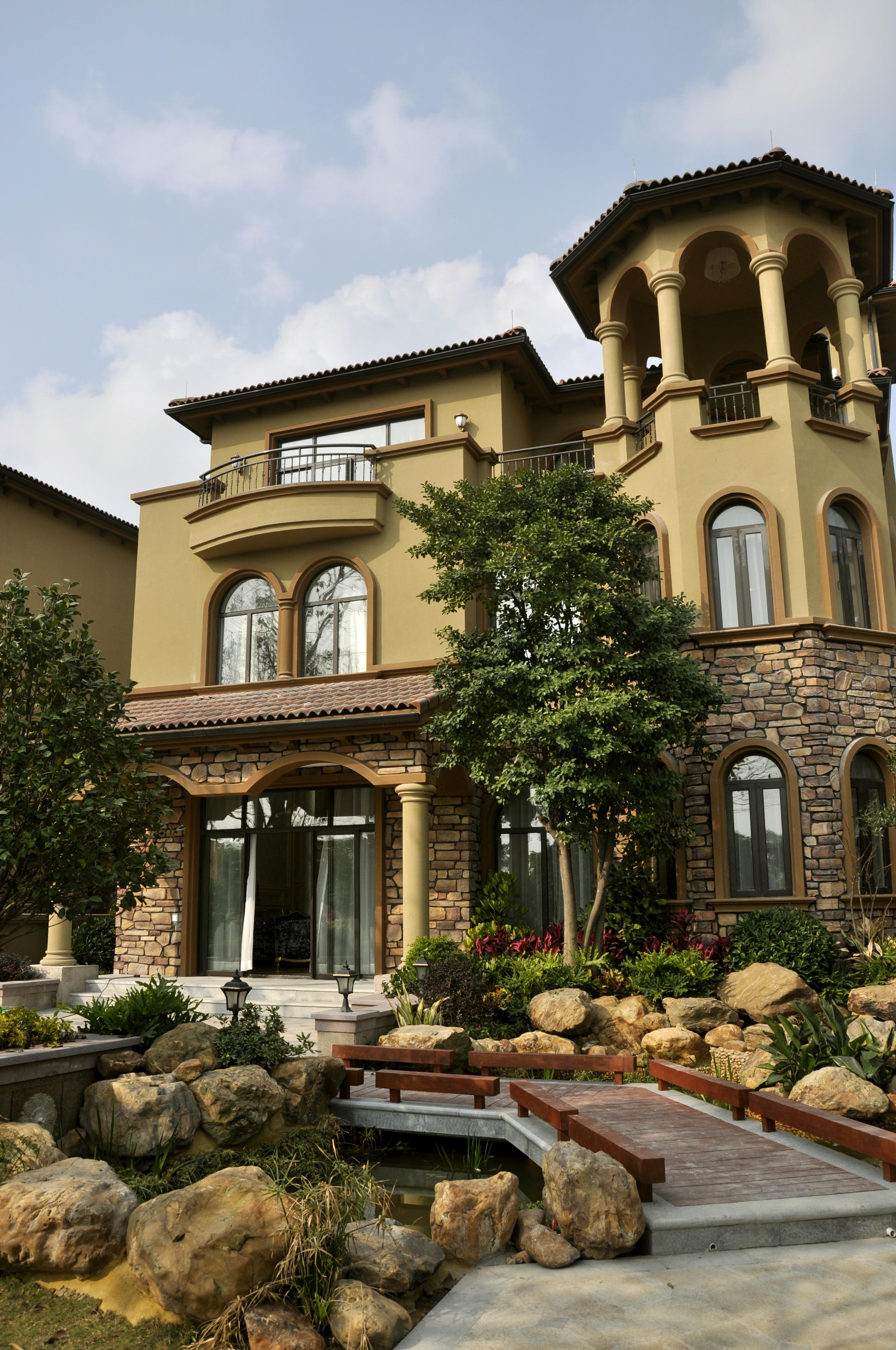 项目是高尚生活区的首期别墅群,居住环境