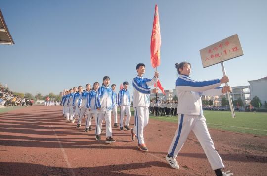 p>鹿鸣中学位于河南省鹤壁市淇滨卫河路,占地面积70亩,总建筑面积1.