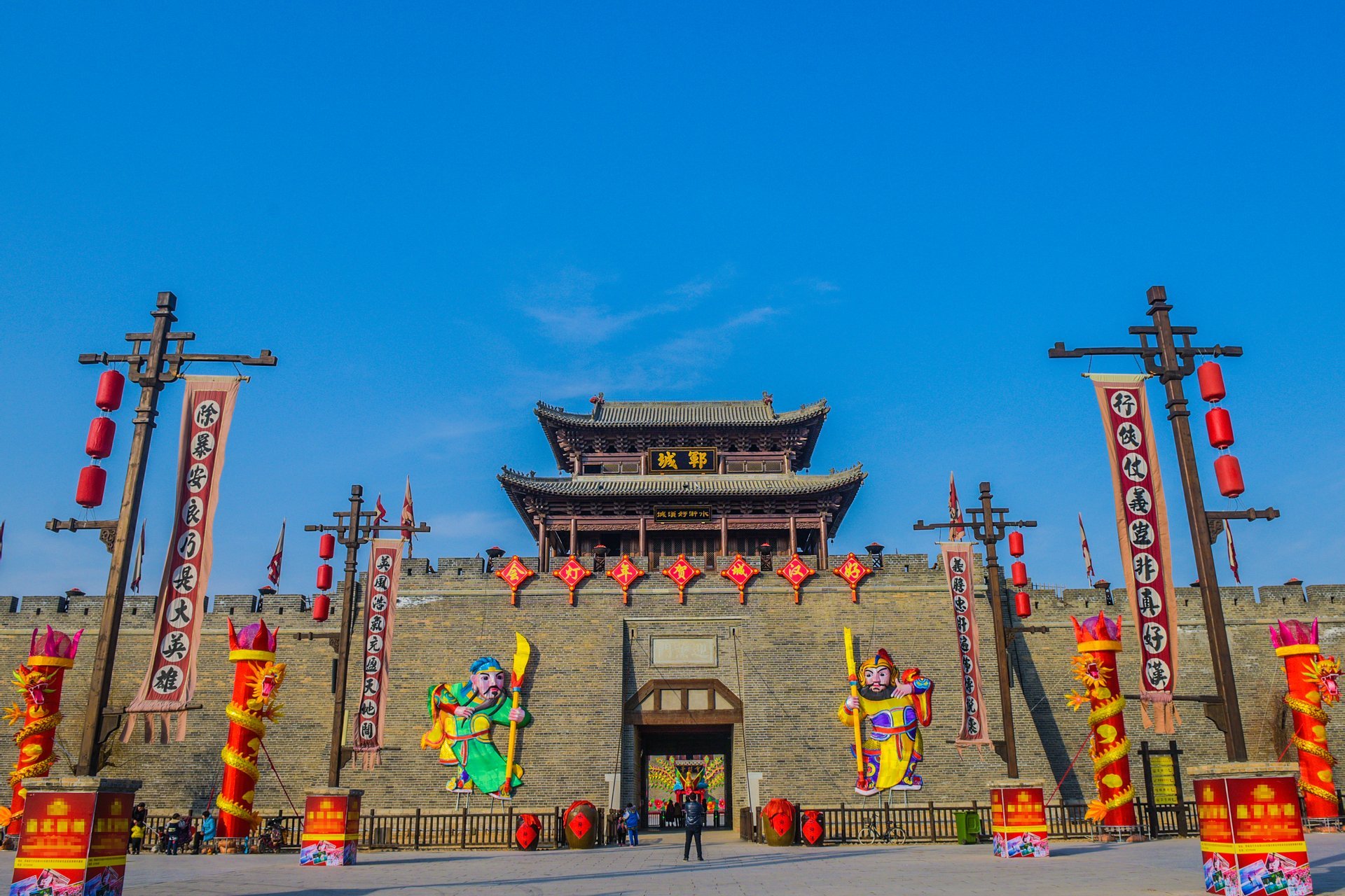  p data-id="gnzlfh45ku">水浒好汉城位于 a target="_blank" href="