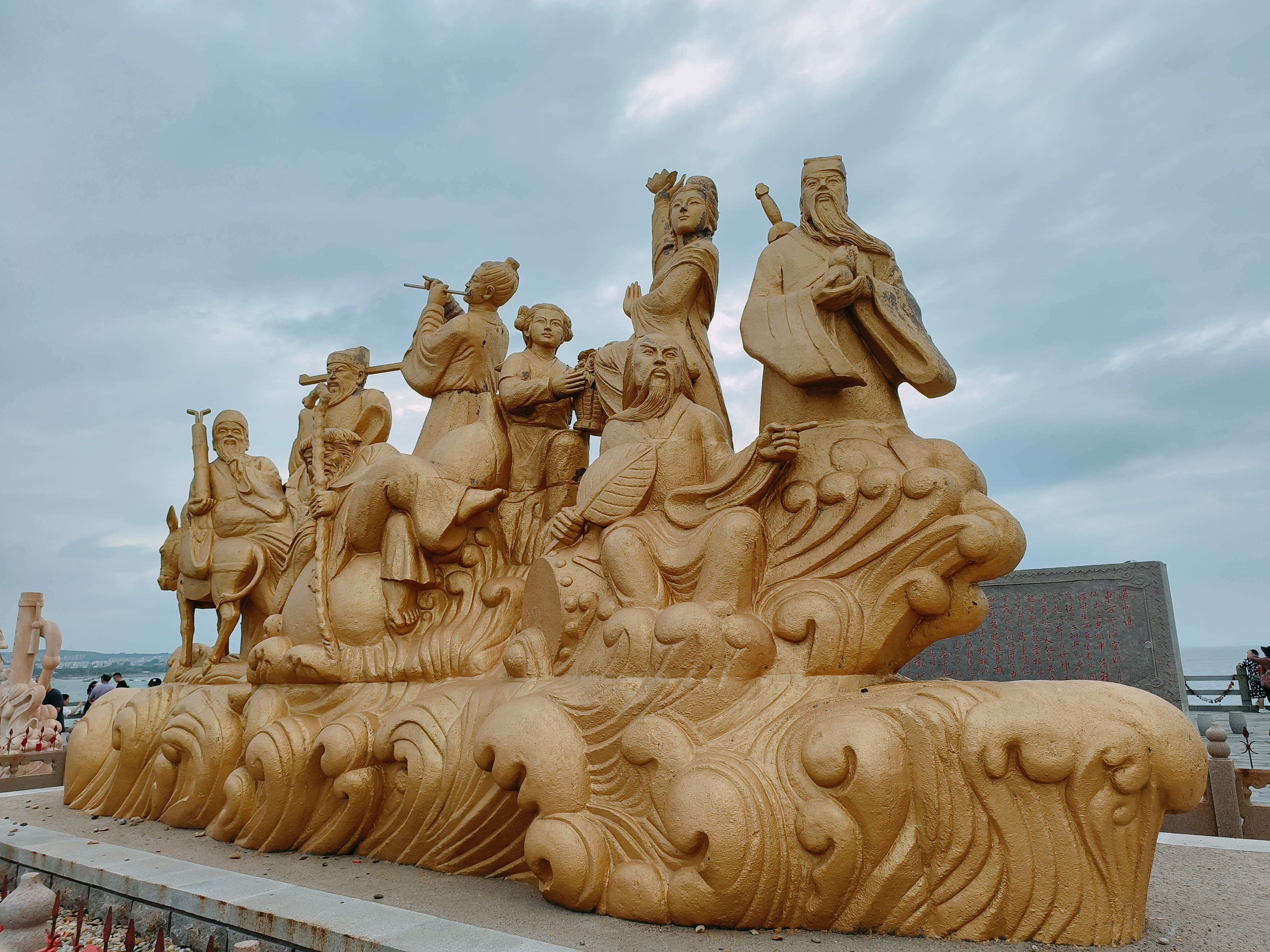 西与蓬莱遥遥相望的八仙渡海口,是根据八仙过海神话传说填海新建的