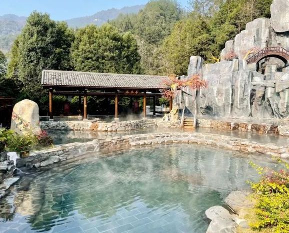 >铜鼓汤里森林温泉度假景区是国家aaaa级景区,位于铜鼓县大塅镇隘口村