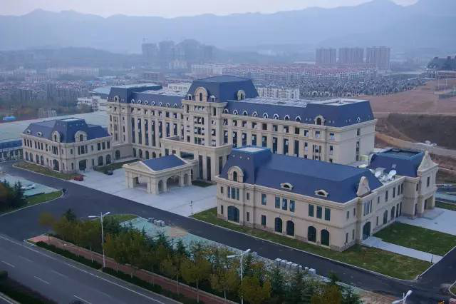 submarine academy),位于山东省青岛市李沧区,是中国海军潜艇和防险