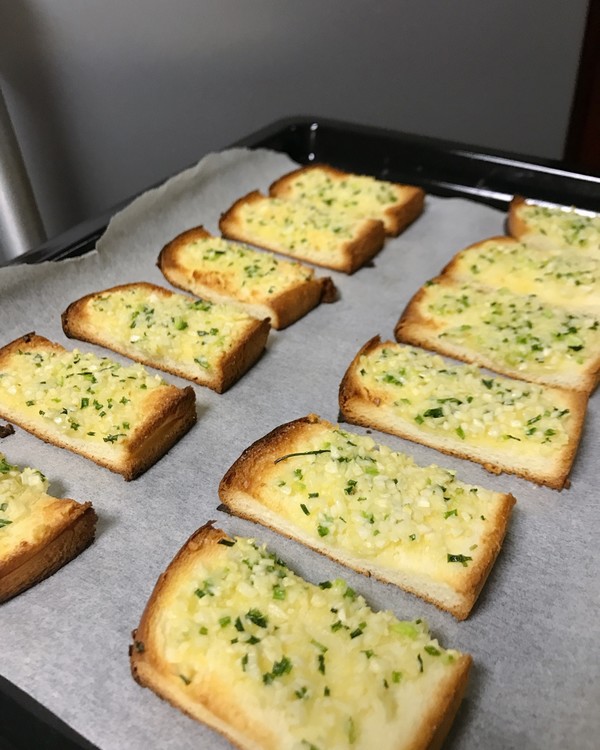  p>香蒜烤吐司是一道由吐司,大蒜等食材制成的美食. /p>