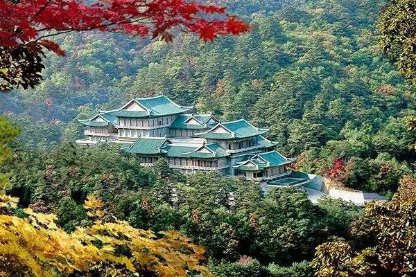  p>妙香山生态旅游区位于黑龙江省望奎县卫星镇南部,南北宽4公里,东西