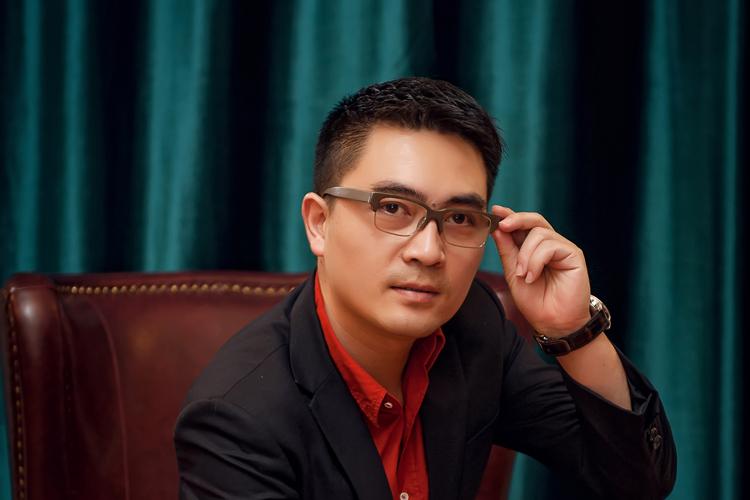 汉族,雅号:大牙, /span>1980年7月5日出生于上海,全国礼仪主持人王威