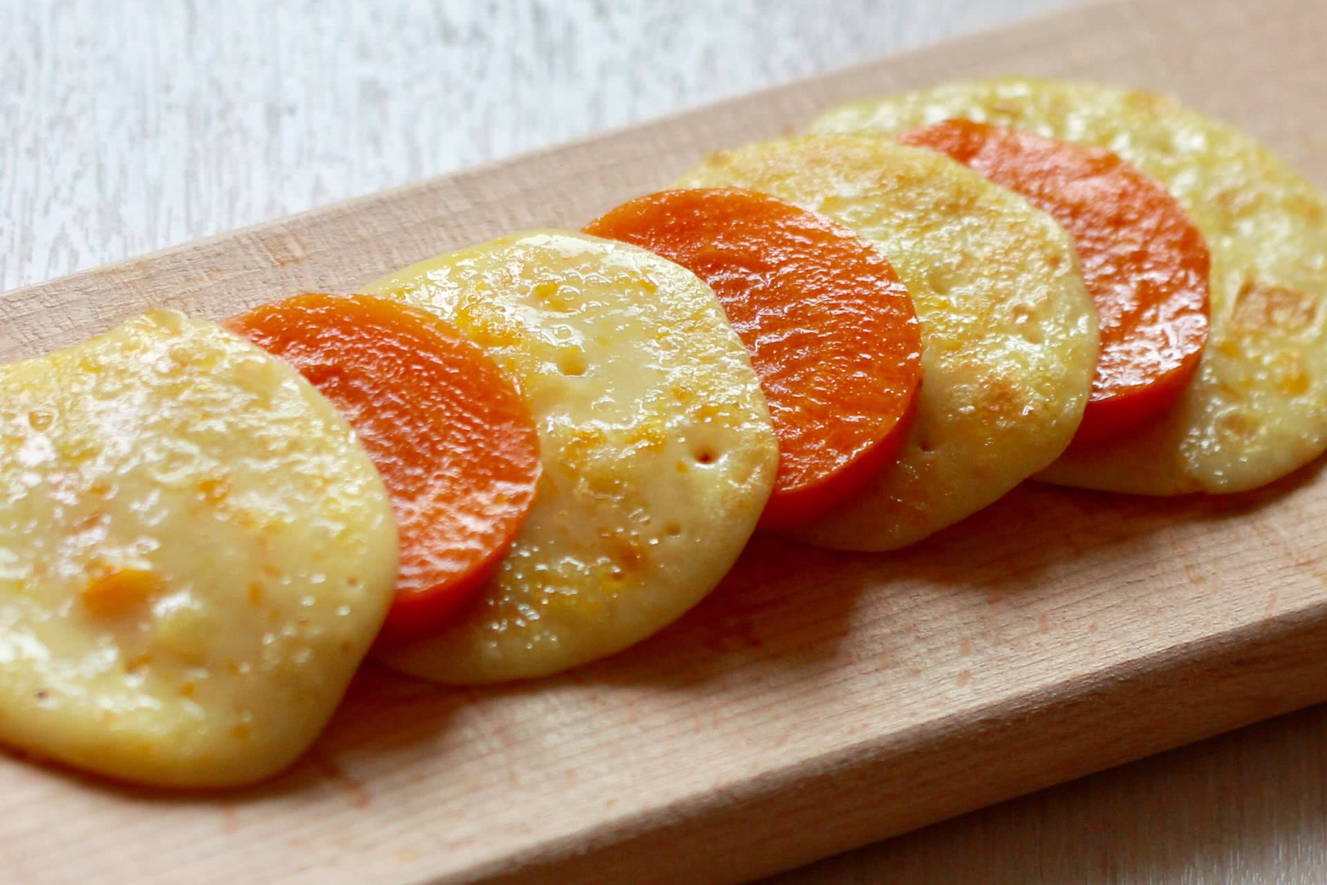 主要原料有小南瓜,小麦面粉,主要配料有鸡蛋,色拉油等,通过高温煎炸的